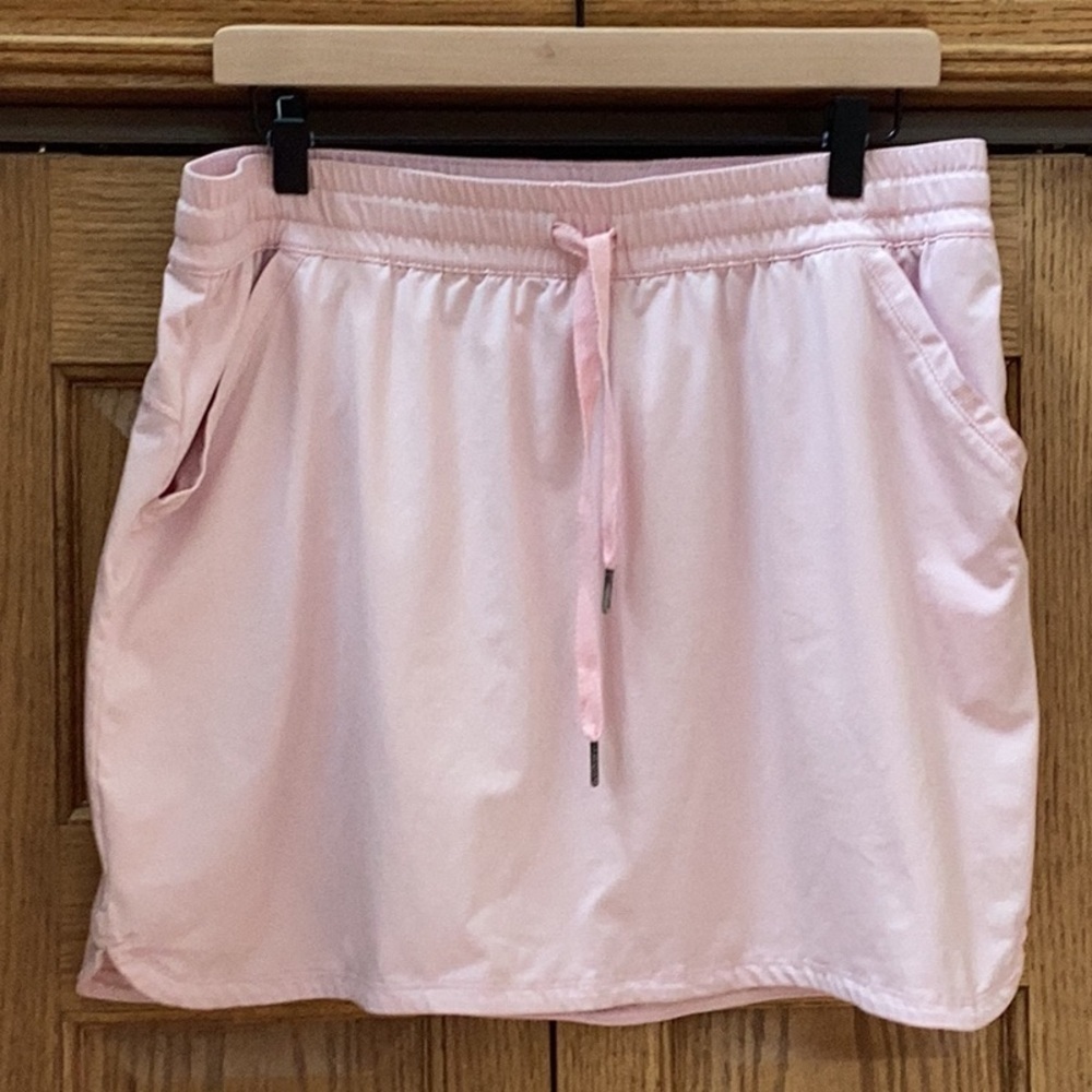 Columbia Light Pink finely Striped omni-wick skirt. Women’s size large